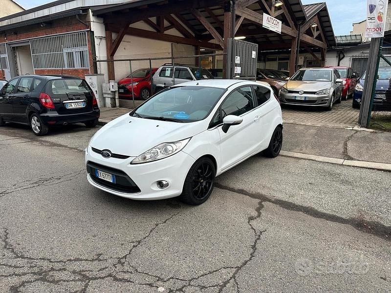 Usata Ford Fiesta Titanium 70 CV (51 kW) 2011 Bianco Utilitaria