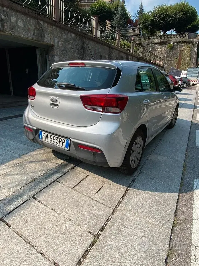 Usata Kia Rio 84 CV (61 kW) 2018 Grigio Berlina