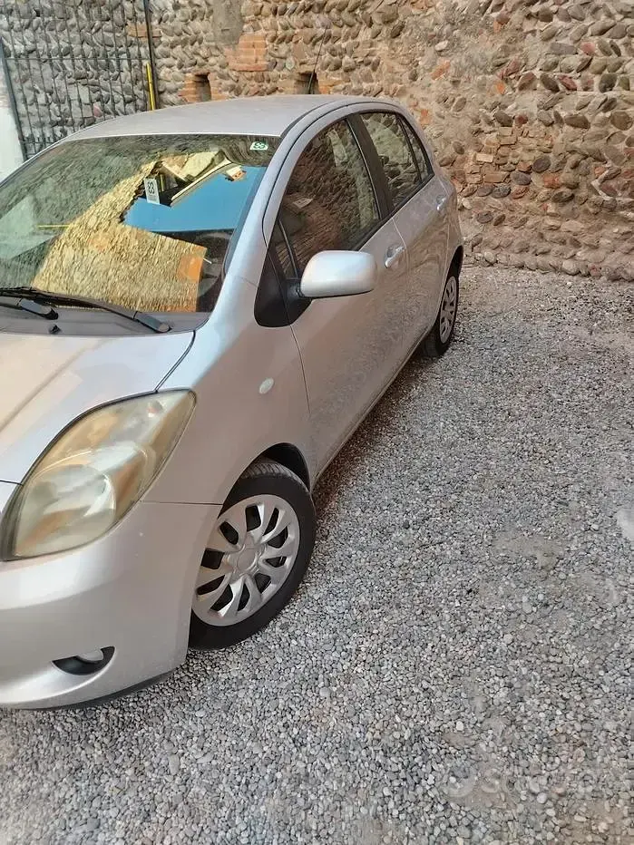 Usata Toyota Yaris Sol 87 CV (63 kW) 2007 Grigio Utilitaria
