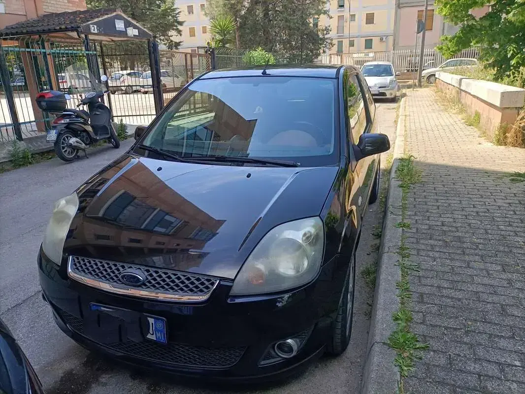 Usata Ford Fiesta Ghia 68 CV (50 kW) 2007 Utilitaria