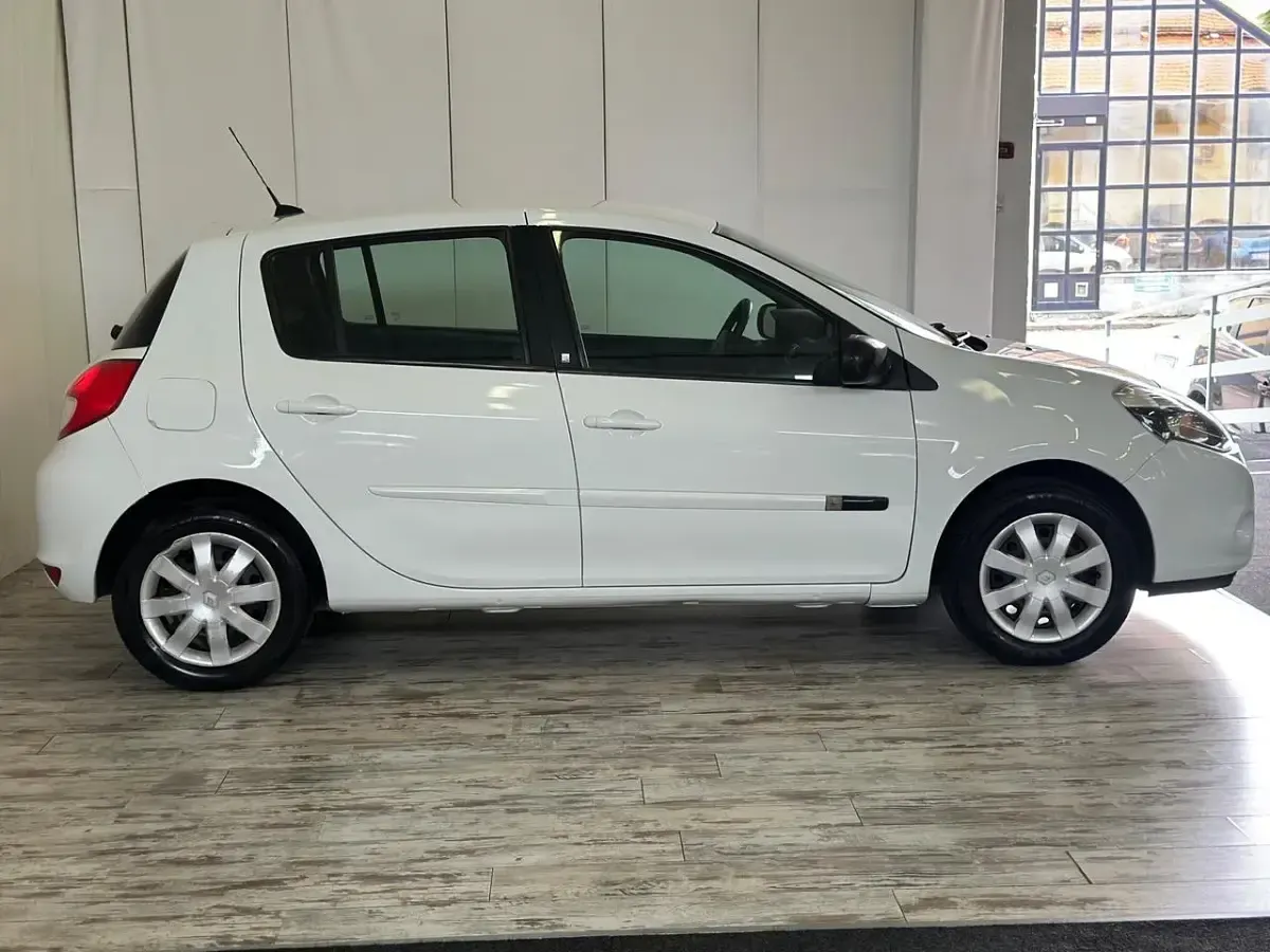 Usata Renault Clio II Luxe 75 CV (55 kW) 2010 Bianco Berlina