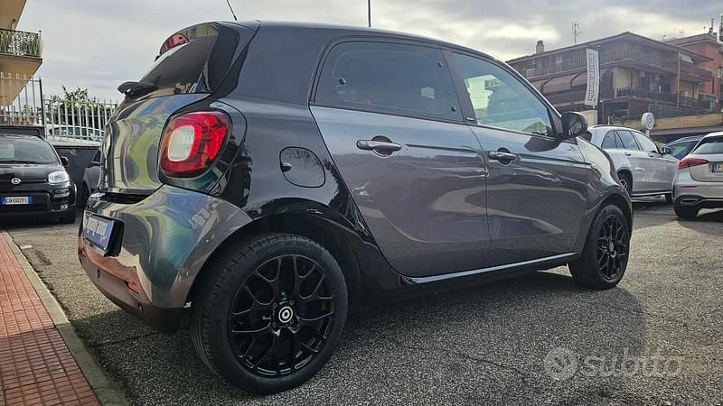 Usado Smart ForFour Passion 90 CV (66 kW) 2019 Gris Utilitario