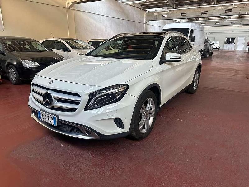Usata Mercedes GLA180 Business 109 CV (80 kW) 2016 Bianco SUV