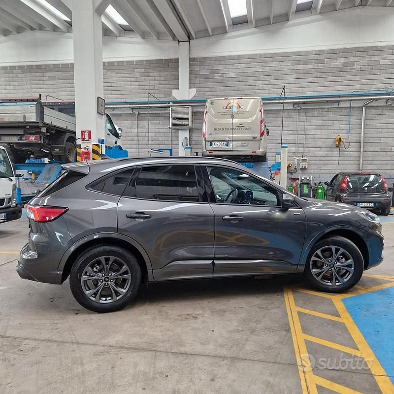 Usata Ford Kuga 152 CV (111 kW) 2023 Grigio SUV