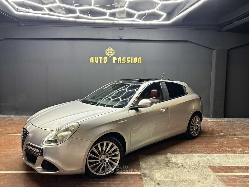 Argento Usata 2013 Alfa Romeo Giulietta Tre volumi | 9990 € (Molto cara) - Immagine 1/4