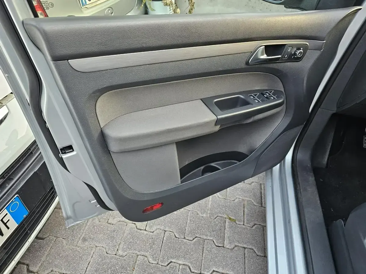 Usata VW Touran Comfortline 149 CV (109 kW) 2012 Argento Monovolume