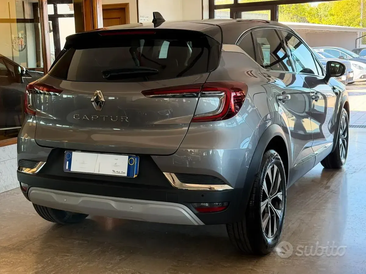 Usata Renault Captur Techno 101 CV (74 kW) 2023 Grigio SUV