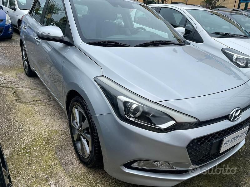 Usata Hyundai i20 Comfort 75 CV (55 kW) 2016 Grigio Berlina
