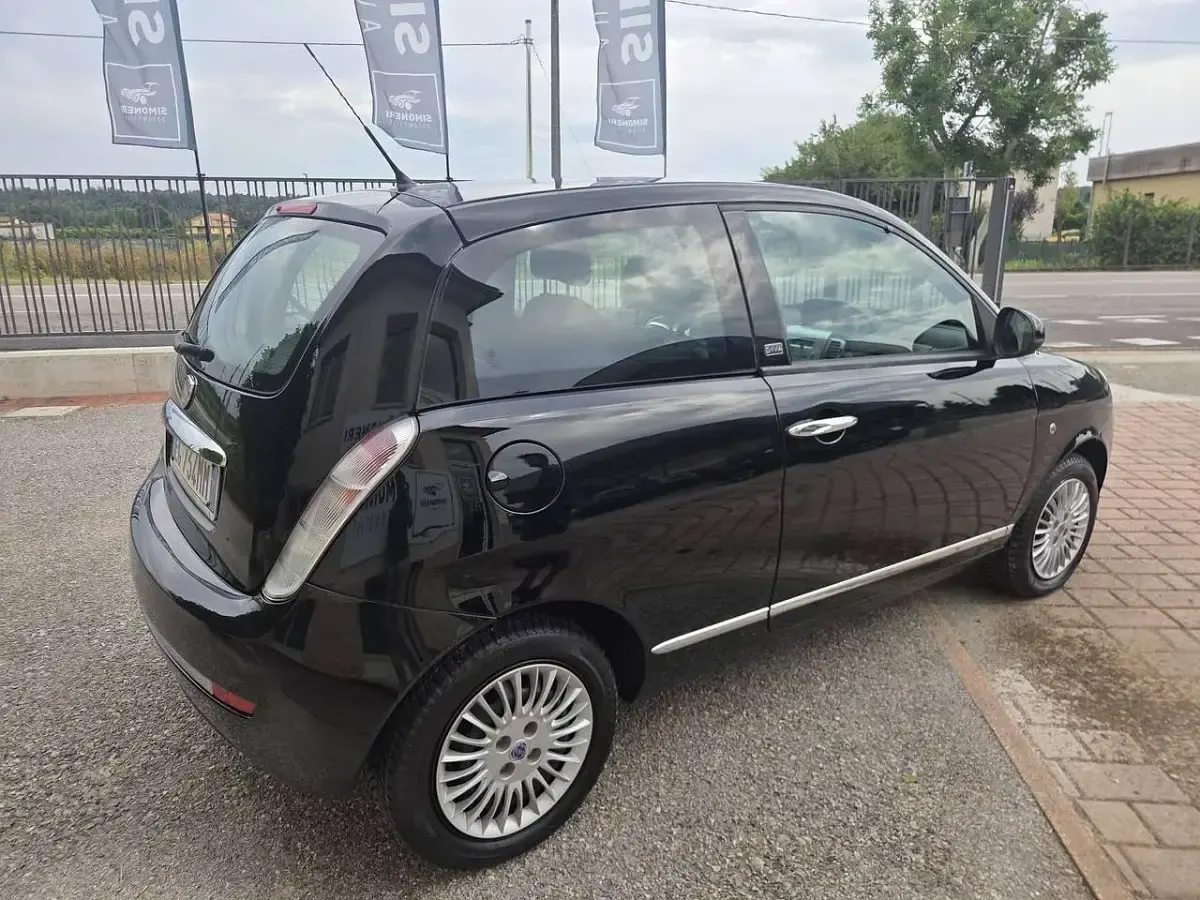 Usata Lancia Ypsilon 69 CV (50 kW) 2011 Nero Utilitaria