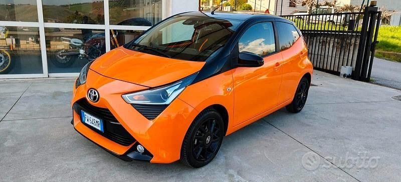 Usata Toyota Aygo X-wave 72 CV (52 kW) 2019 Arancione Utilitaria