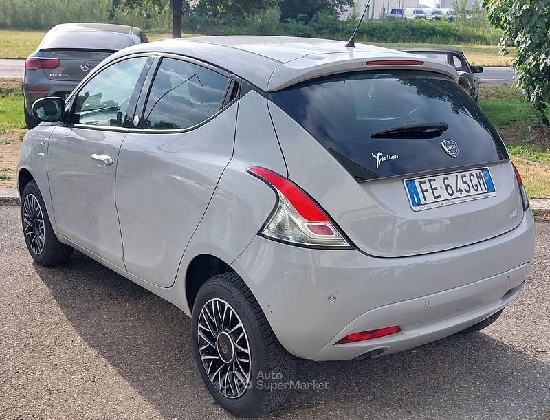 Usata Lancia Ypsilon 84 CV (61 kW) 2016 Grigio Utilitaria