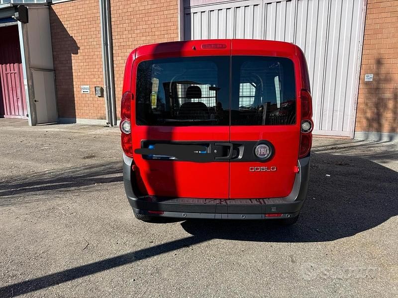 Usata Fiat Doblò 105 CV (77 kW) 2011 Rosso Monovolume