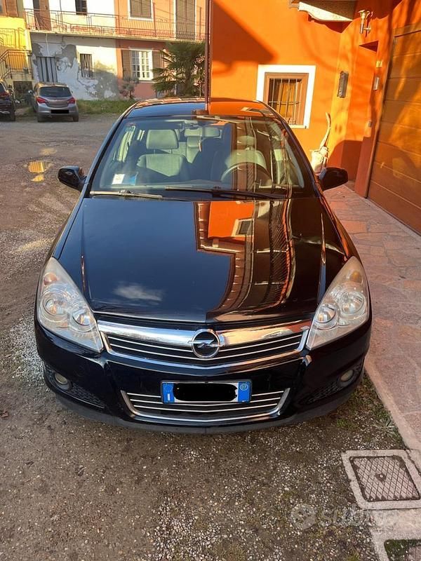 Usata Opel Astra Cosmo 101 CV (74 kW) 2007 Nero Berlina