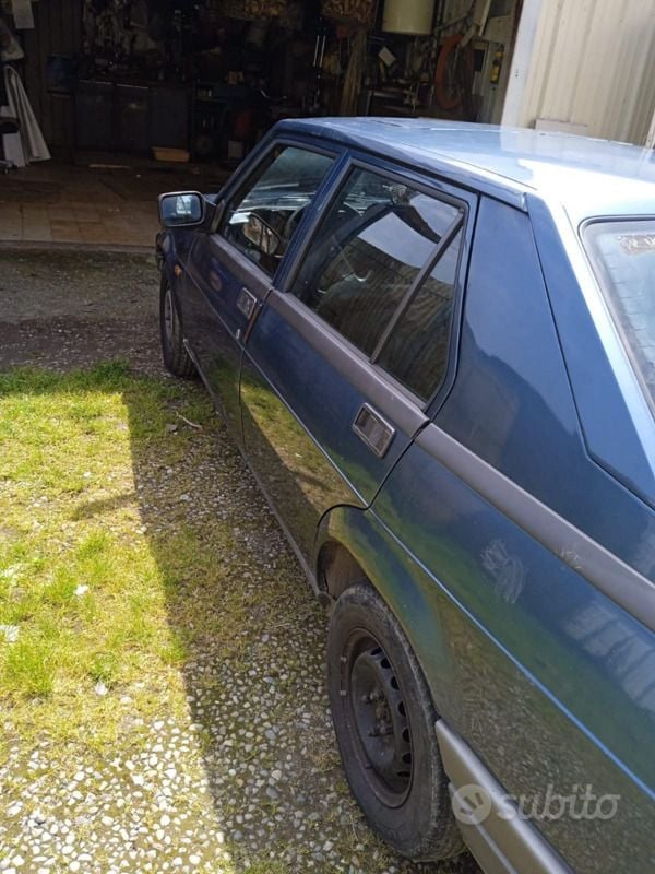 Usata Alfa Romeo 75 110 CV (80 kW) 1989 Blu Berlina