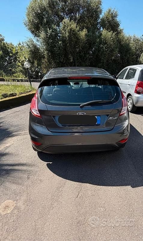 Usata Ford Fiesta Titanium 60 CV (44 kW) 2015 Grigio Berlina