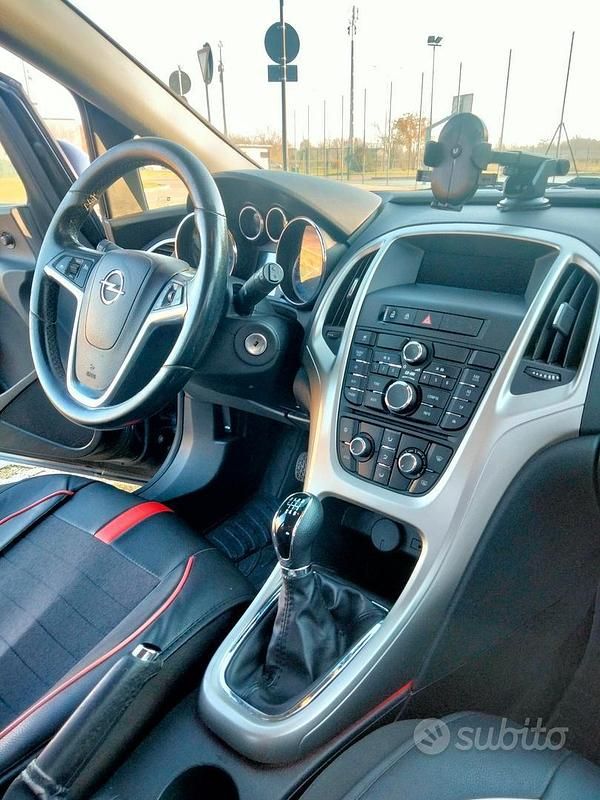 Usata Opel Astra 110 CV (80 kW) 2010 Nero Station wagon