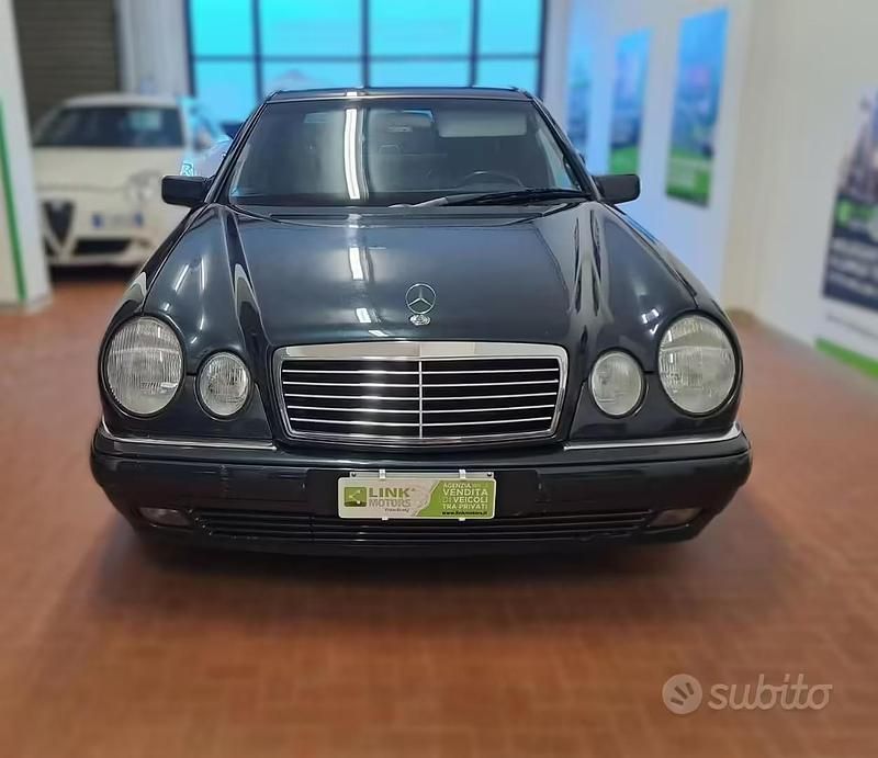 Usata Mercedes E200 Avantgarde 136 CV (100 kW) 1996 Blu Berlina