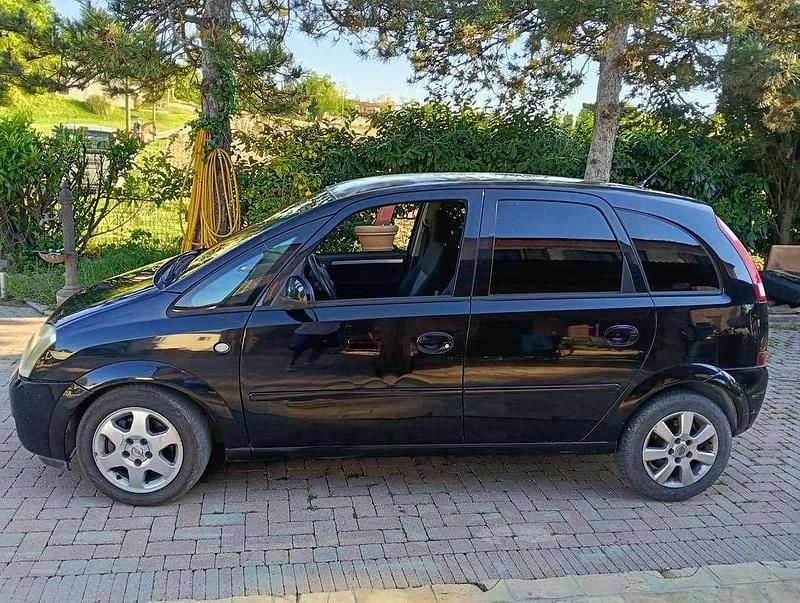 Usata Opel Meriva Cosmo 101 CV (74 kW) 2005 Nero Monovolume