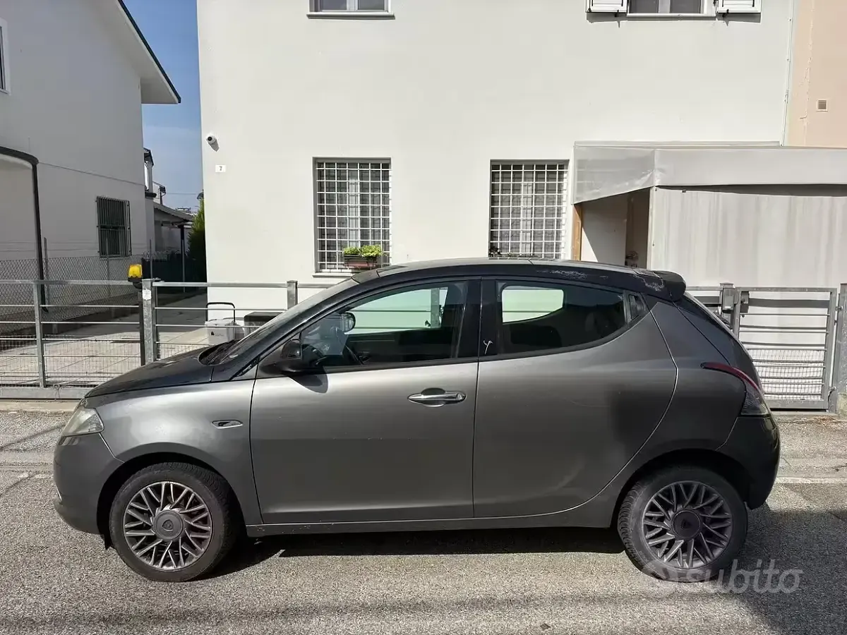 Usata Lancia Ypsilon 95 CV (69 kW) 2011 Grigio Utilitaria