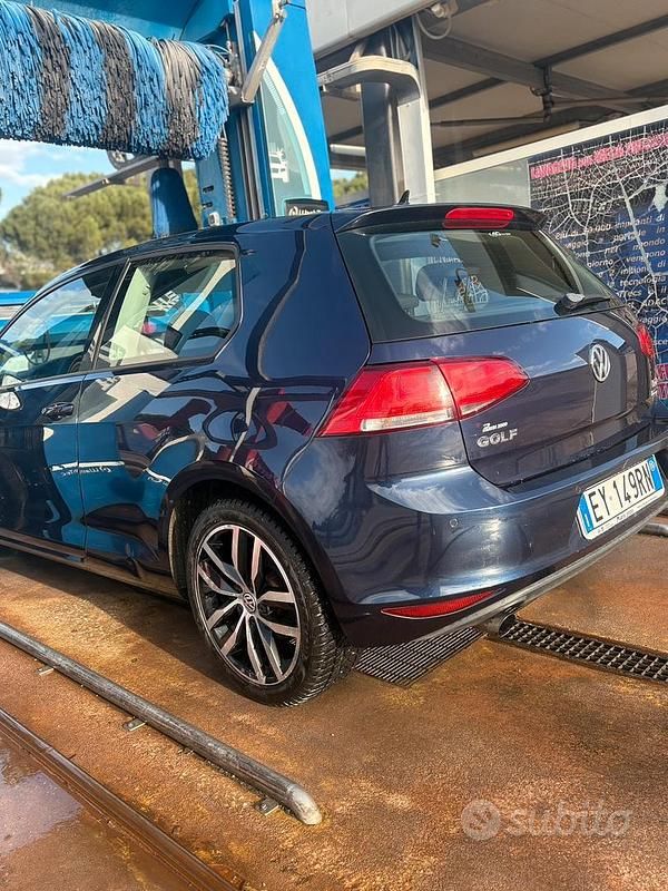 Second-hand VW Golf VII 105 CP (77 kW) 2015 Albastru Berlinǎ