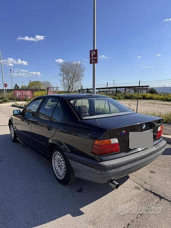 Usata BMW 318 116 CV (85 kW) 1993 Nero Berlina