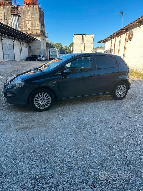 Nero Usata 2011 Fiat Punto Evo Due volumi | 2200 € - Immagine 1/4
