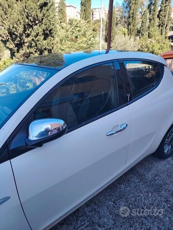 Usata Lancia Ypsilon 95 CV (69 kW) 2014 Bianco Utilitaria