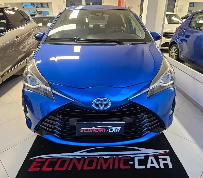 Usata Toyota Yaris Hybrid Cool 73 CV (53 kW) 2018 Blu Berlina
