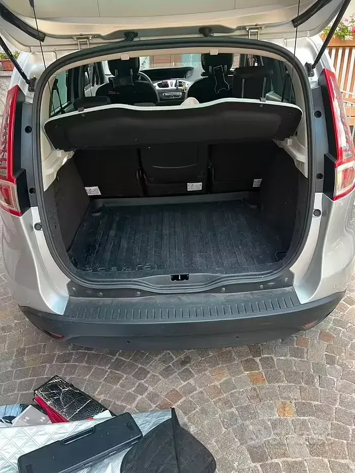 Usata Renault Scénic III Luxe 110 CV (80 kW) 2010 Grigio Monovolume