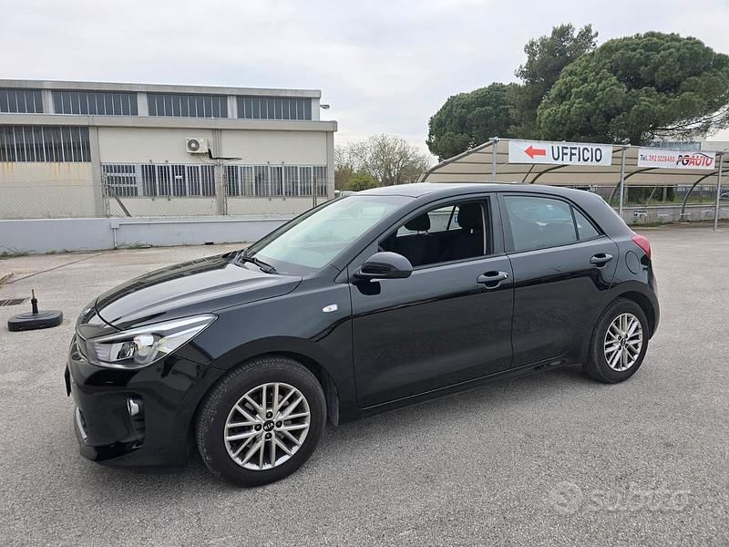 Usado Kia Rio Active 77 HP (56 kW) 2019 Preto Sedan