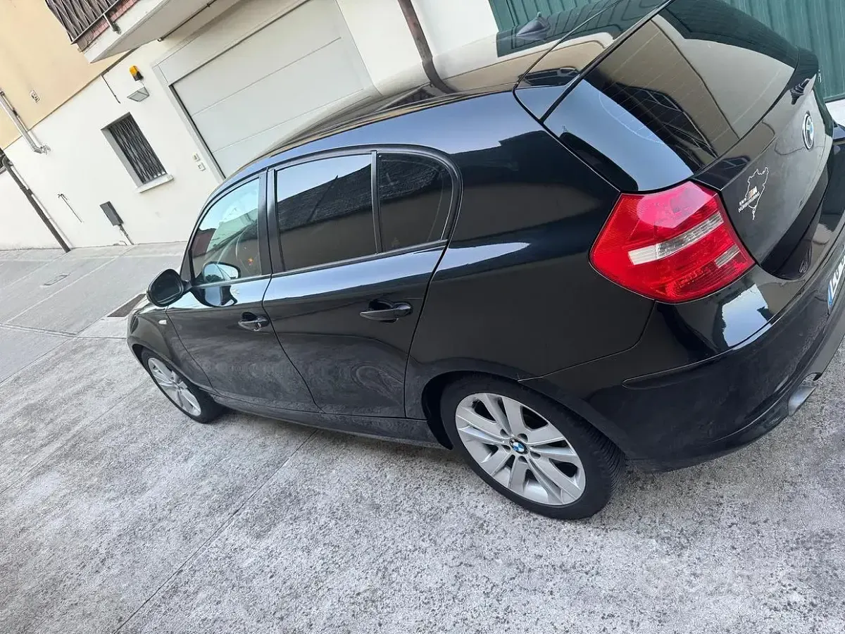 Usata BMW 130 177 CV (130 kW) 2011 Nero Utilitaria