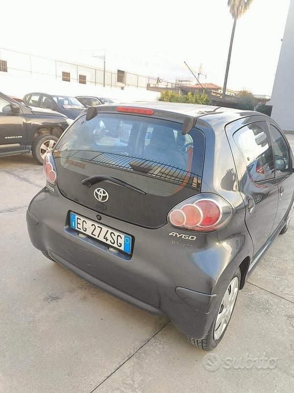 Usata Toyota Aygo 68 CV (50 kW) 2011 Nero Utilitaria