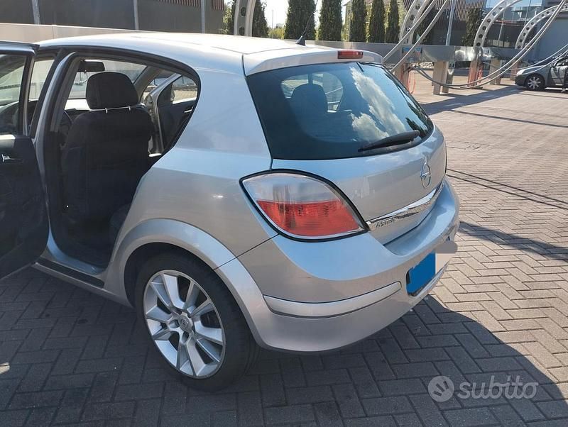 Usata Opel Astra 101 CV (74 kW) 2007 Grigio Berlina
