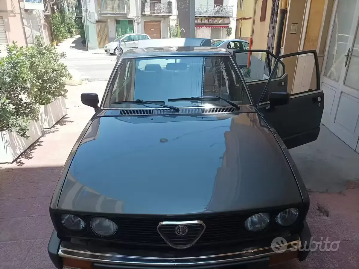 Usata Alfa Romeo Alfetta 130 CV (95 kW) 1984 Grigio Berlina