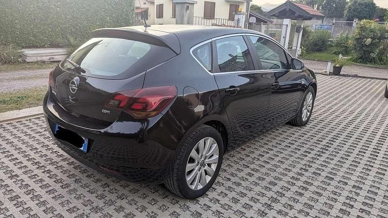 Usata Opel Astra Cosmo 110 CV (80 kW) 2010 Nero Berlina