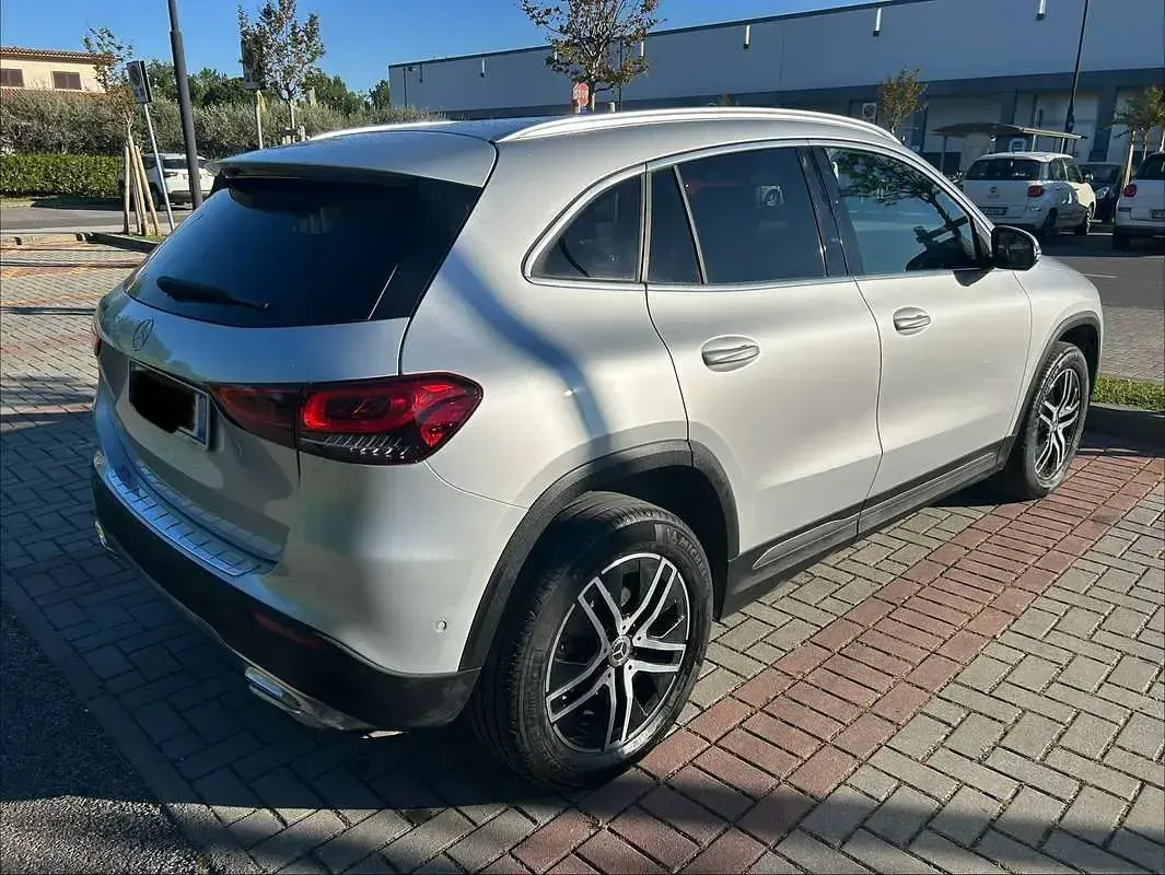 Usata Mercedes GLA180 116 CV (85 kW) 2021 Argento SUV