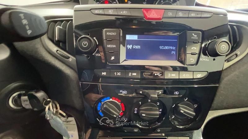 Usata Lancia Ypsilon Silver 69 CV (50 kW) 2023 Blu/azzurro Utilitaria