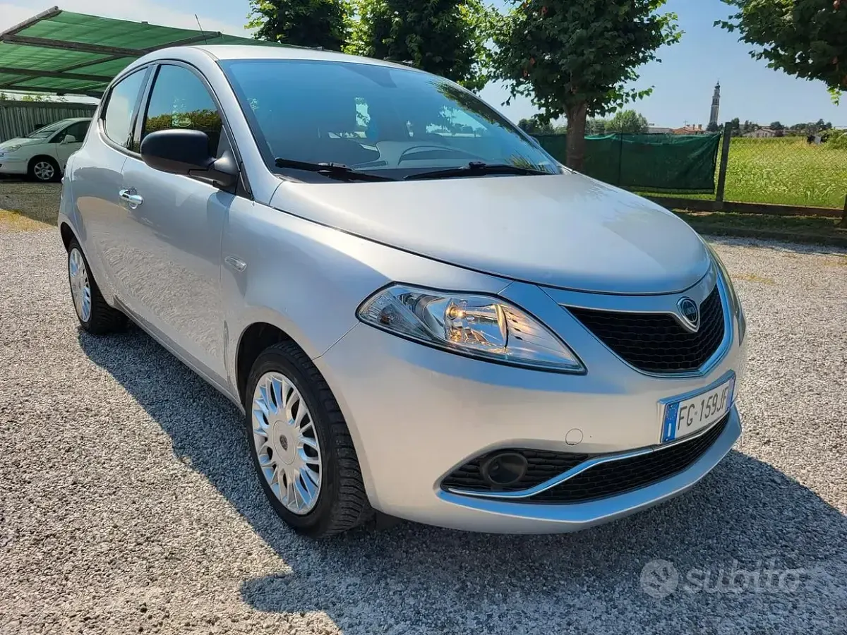 Usata Lancia Ypsilon Silver 69 CV (50 kW) 2017 Grigio Utilitaria