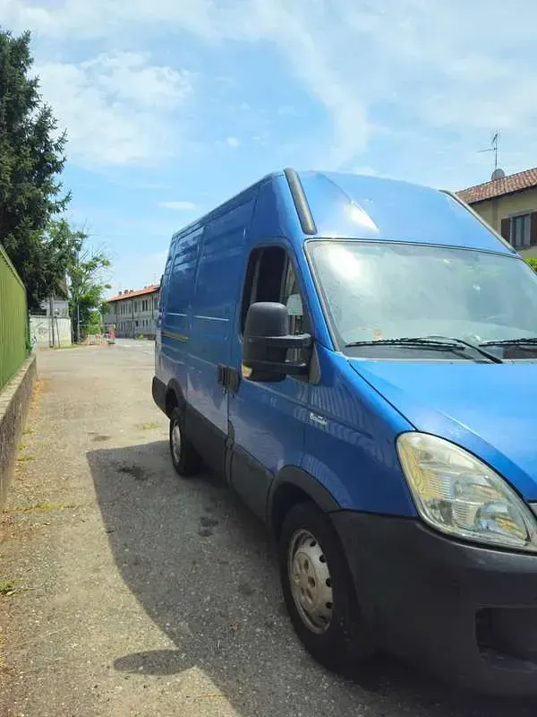 Usata Iveco Daily 116 CV (85 kW) 2010 Blu/azzurro Furgone