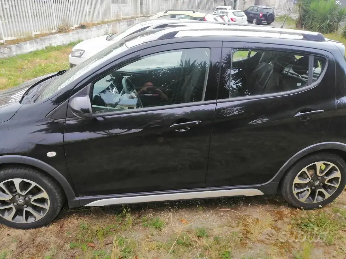 Usata Opel Karl Rocks 75 CV (55 kW) 2020 Nero Utilitaria