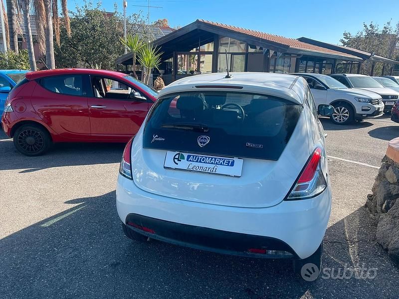 Usado Lancia Ypsilon S 71 HP (52 kW) 2022 Branco Citadino