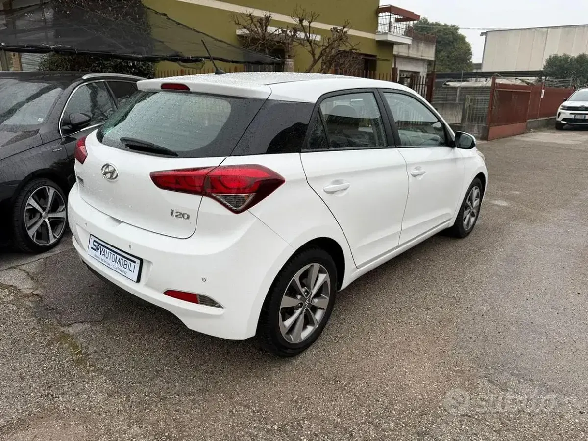 Usata Hyundai i20 90 CV (66 kW) 2015 Bianco Berlina