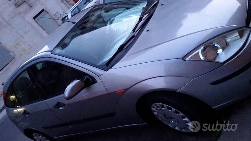 Usata Ford Focus 115 CV (84 kW) 2003 Grigio Berlina