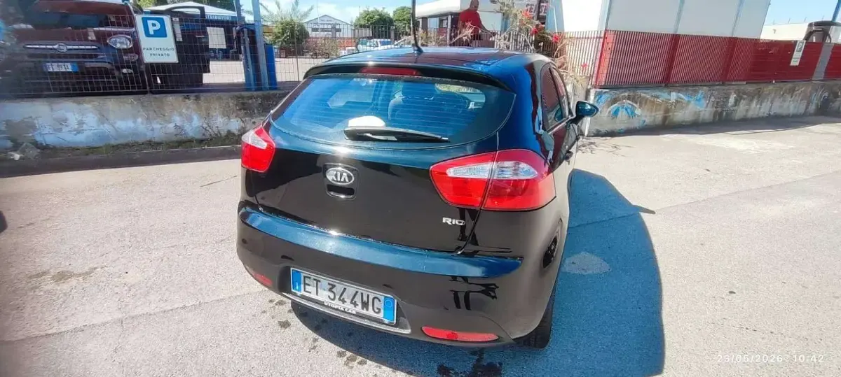 Usata Kia Rio 75 CV (55 kW) 2014 Nero Berlina