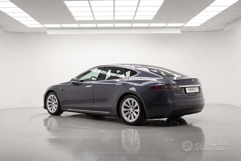 Usata Tesla Model S 503 kW (685 CV) 2018 Argento Utilitaria