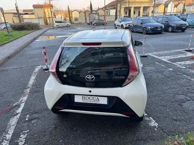 Gebraucht Toyota Aygo X-play 69 PS (50 kW) 2016 Weiß Kleinwagen