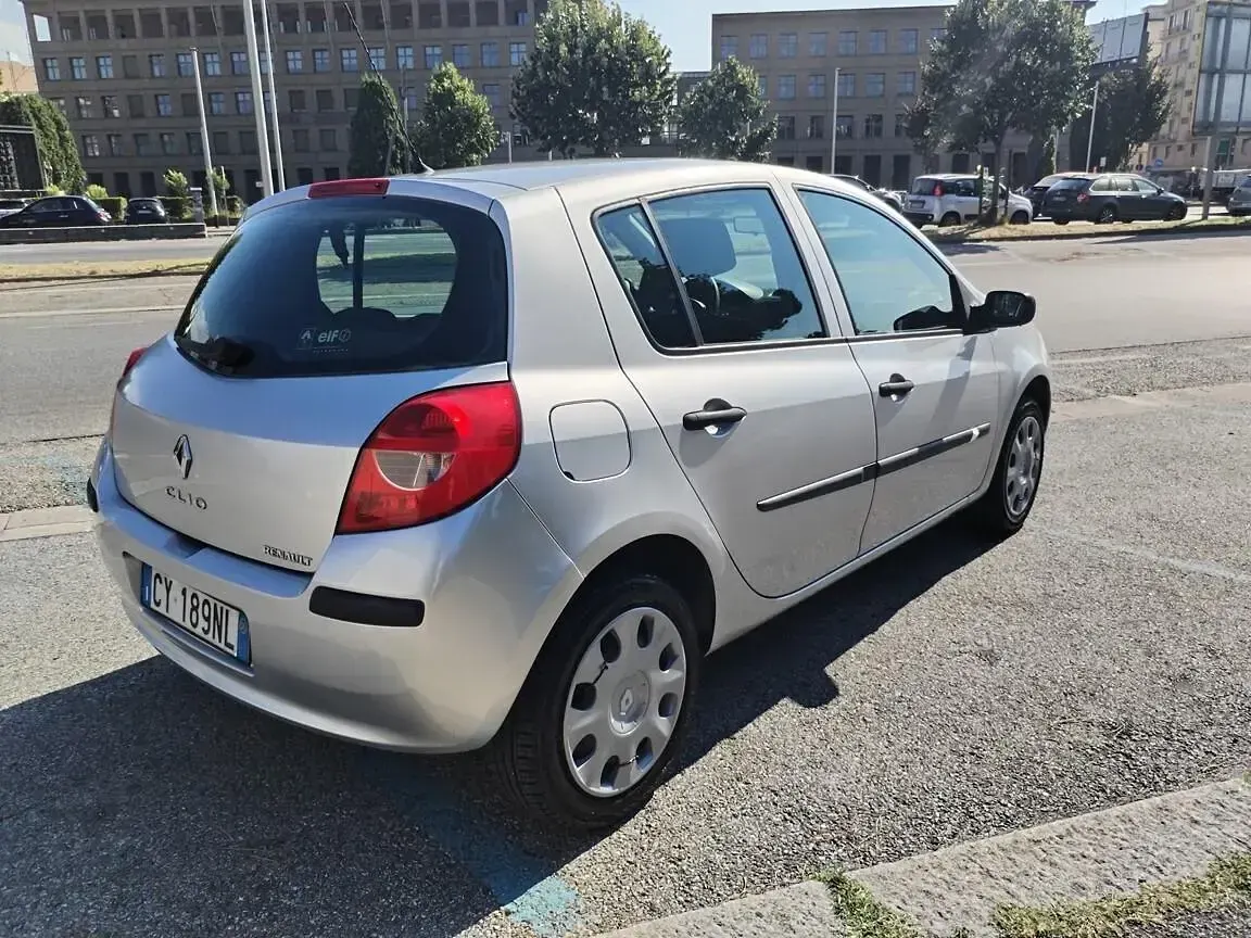 Usata Renault Clio II PE 75 CV (55 kW) 2006 Grigio Berlina