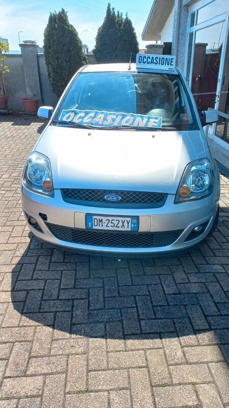 Grigio Usata 2008 Ford Fiesta Due volumi | 3900 € (Molto cara) - Immagine 1/4