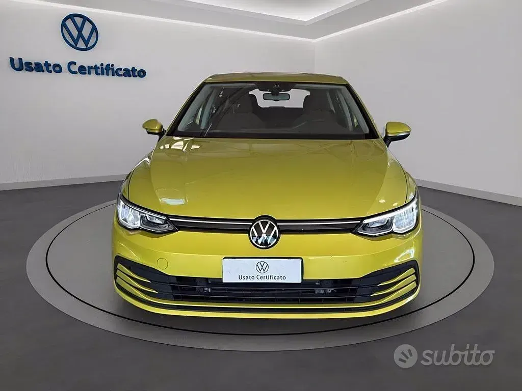 Usata VW Golf VIII Life 110 CV (80 kW) 2023 Giallo Berlina