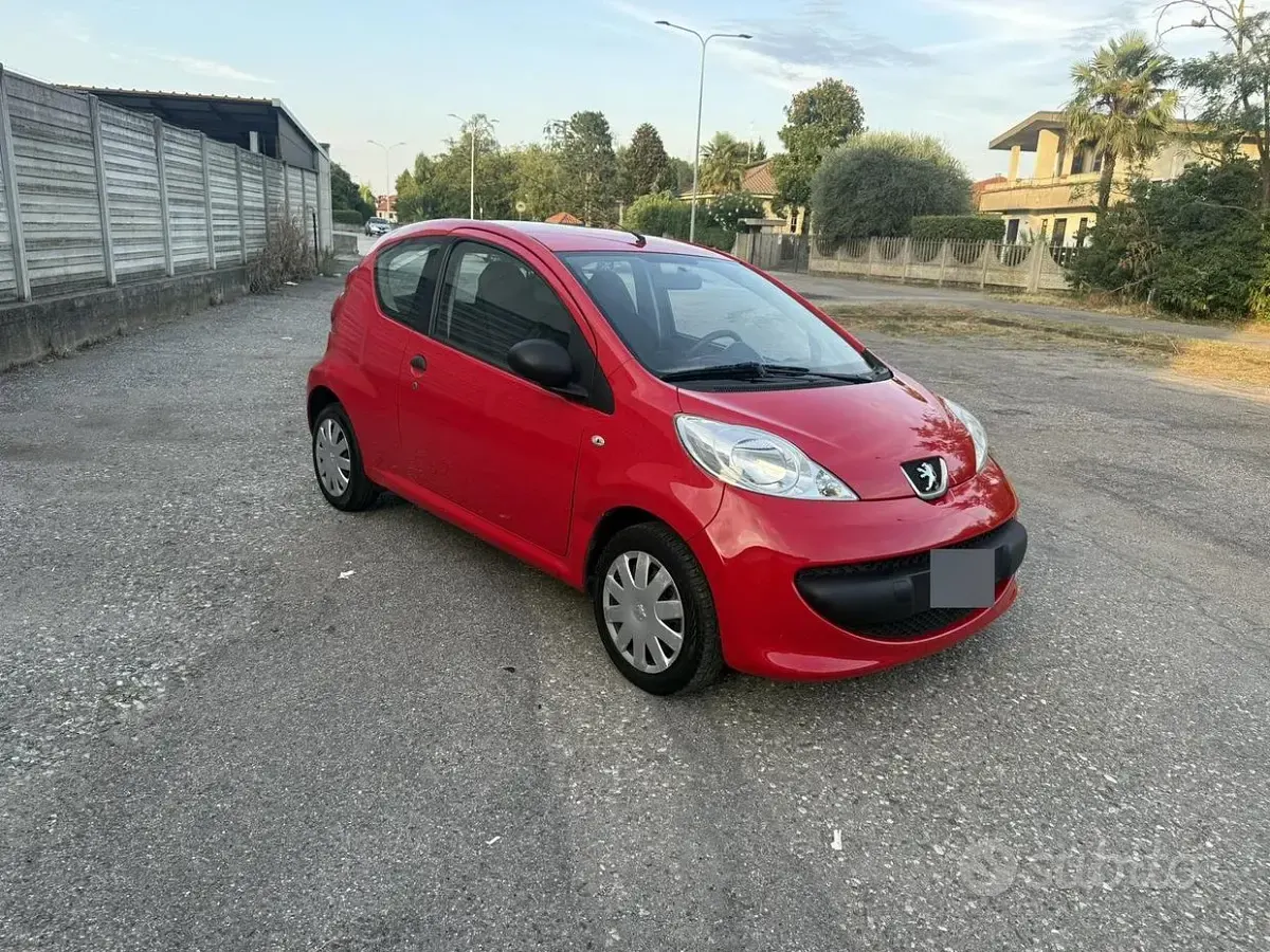 Usata Peugeot 107 68 CV (50 kW) 2007 Rosso Utilitaria